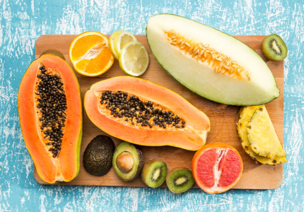 Frutas - banana - mamão - Freepik