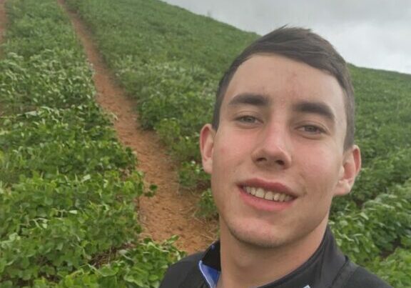 Jovem-com-drone