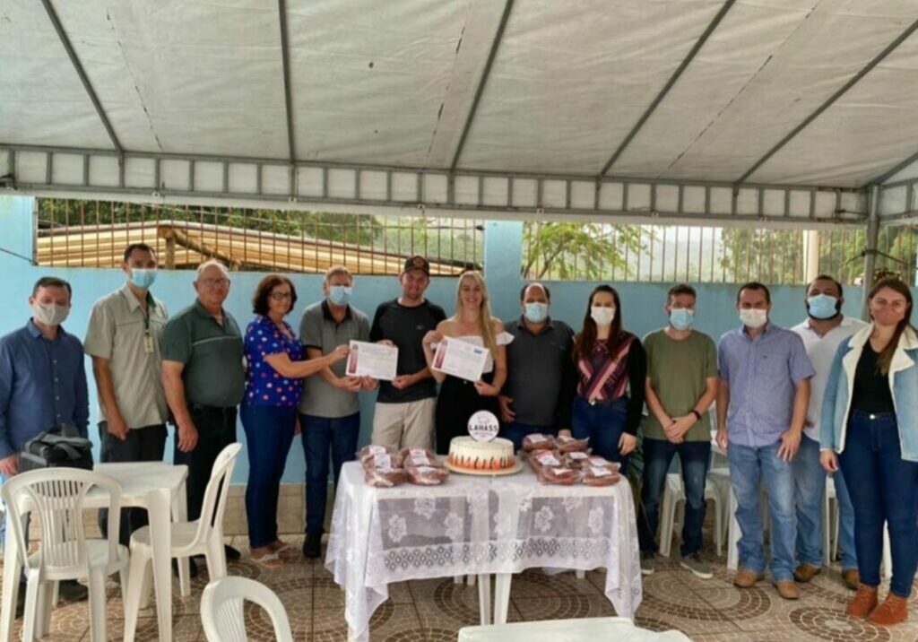 Prefeito-entrega-registro-SIM-para-agroindustria-Lahass-em-Melgaco-3