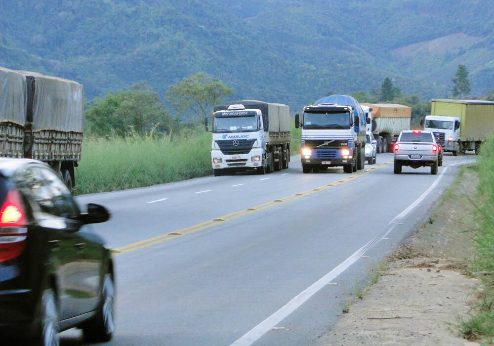 Transporte-Caminhao-BR-262-Julio-Huber