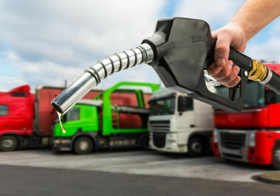 abastecimento-diesel-caminhao-Freepik