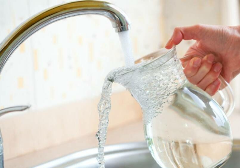 agua-torneira-jarro
