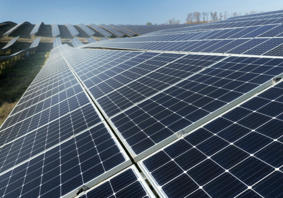 bela-usina-de-energia-alternativa-com-paineis-solares-1