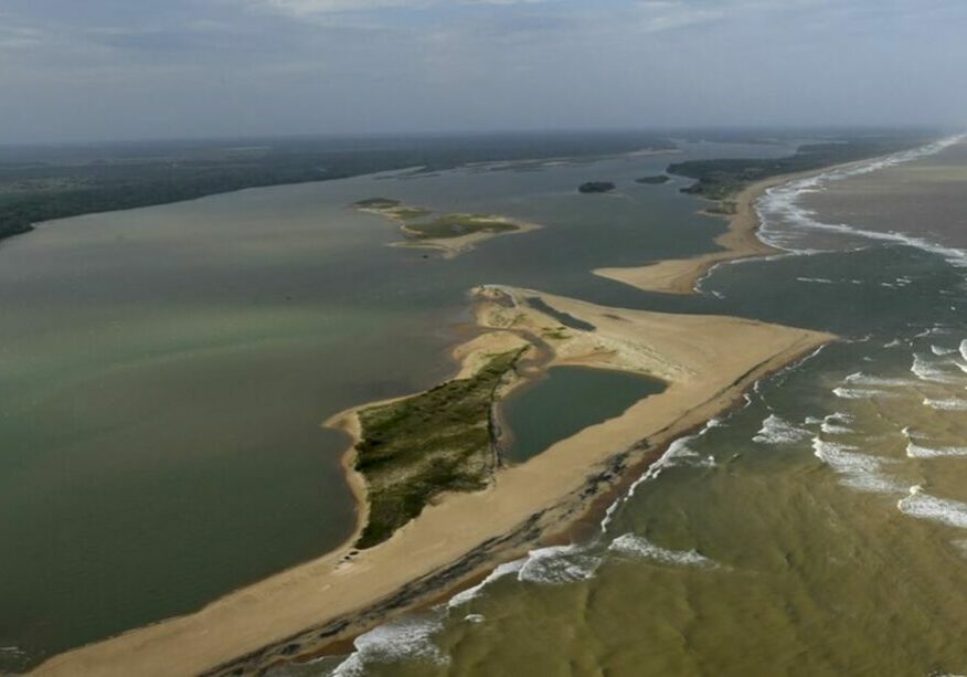 Linhares (ES) - A lama vinda das barragens da Samarco com rejeitos de mineração seguem ao longo do leito do Rio Doce em direção à sua foz, localizada em Regência, Linhares (Fred Loureiro/Secom ES)